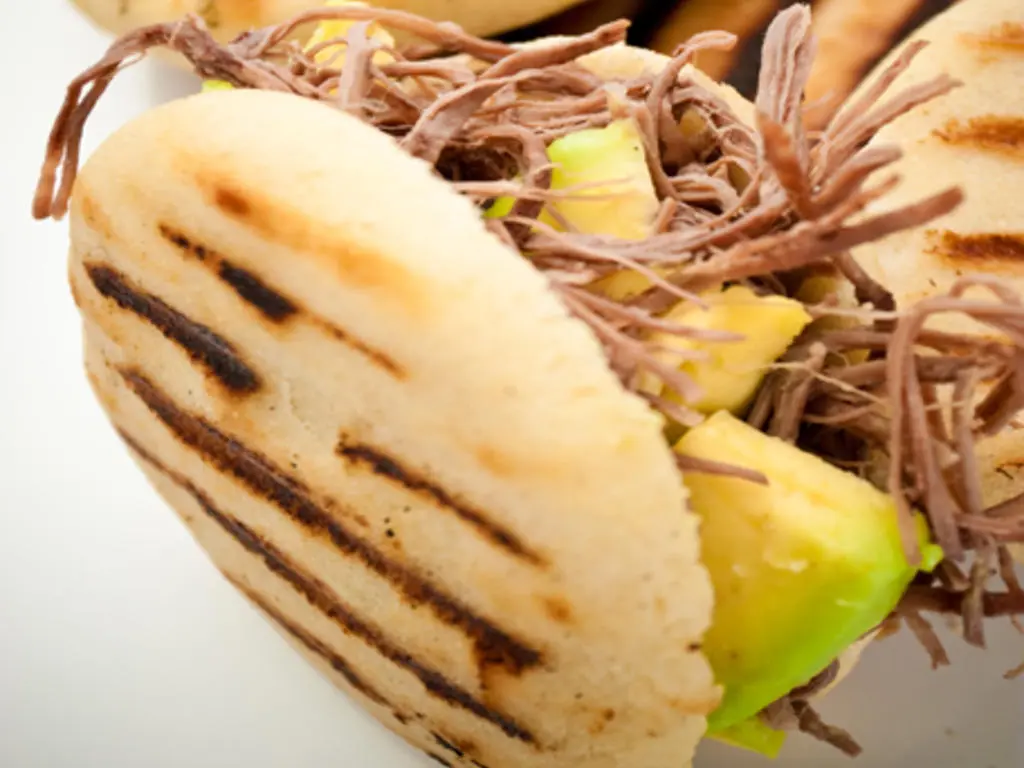 arepa con carne mechada y aguacate - Cuál es la diferencia entre arepa venezolana y colombiana