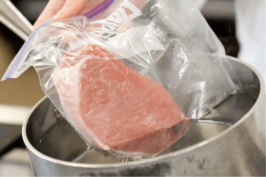 descongelar carne con agua caliente - Qué pasa si se descongela la carne con agua hirviendo